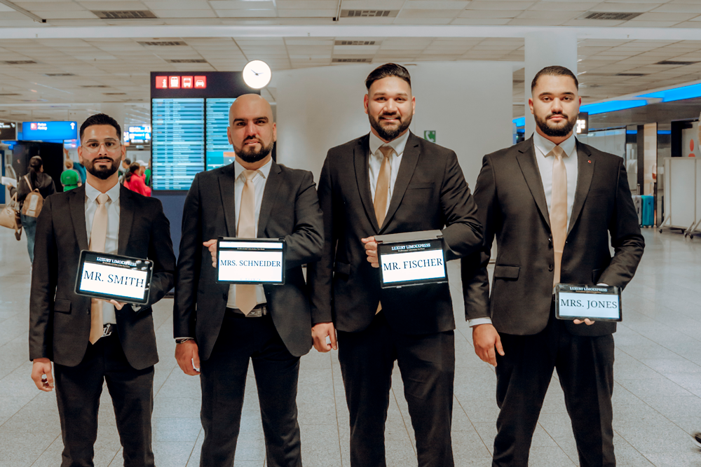 Auf Kunden wartende Mitarbeiter am Flughafen Frankfurt